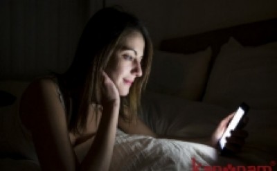 Tác hại “ánh sáng xanh” phát ra từ điện thoại đến làn da như thế nào?
