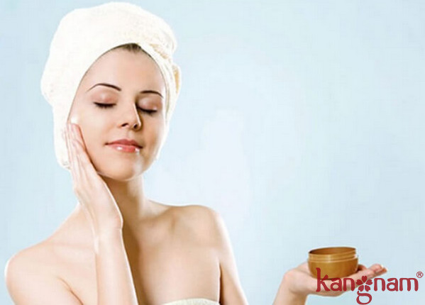 Sử dụng kem dưỡng da để cân bằng độ ẩm cho da