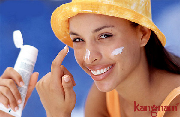 Bạn nên thoa đủ kem chống nắng với một lượng đủ mỗi lần để bảo vệ da một cách tốt nhất
