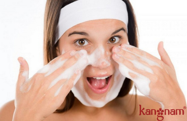 Rửa mặt bằng sữa rửa mặt là bước cơ bản sau một ngày vui chơi, mang lại độ cân bằng cho làn da